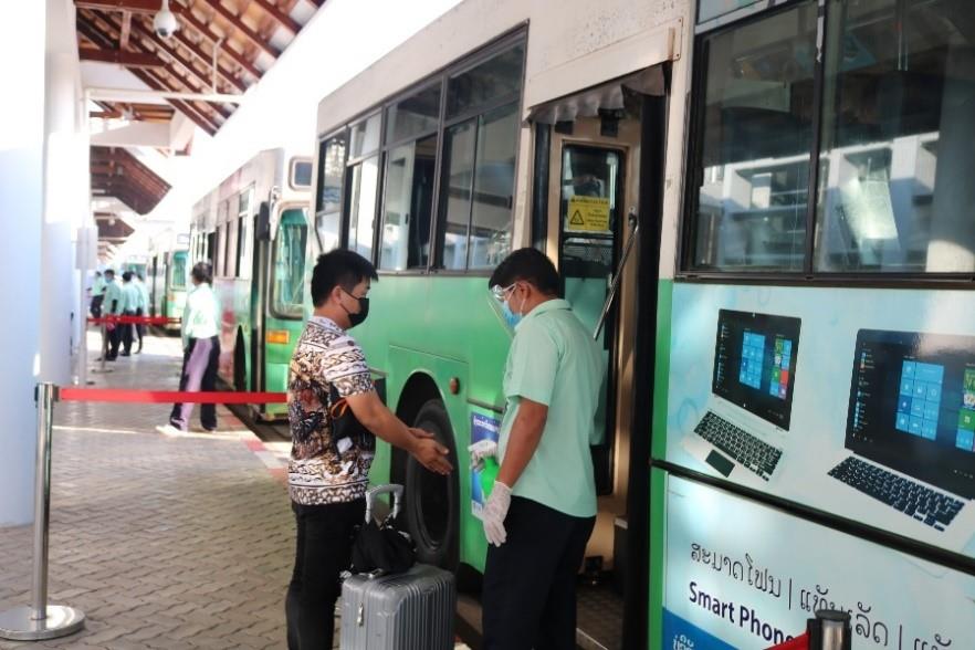 20201120-covid-19-air-travel-bus